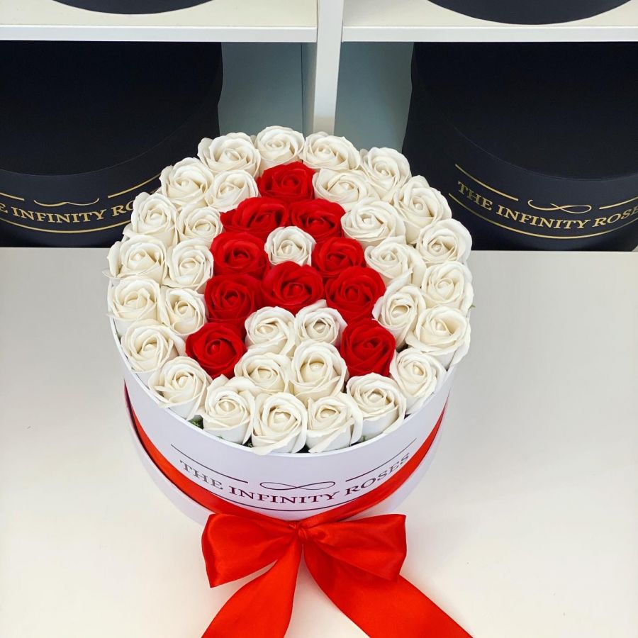 Cutie personalizata din trandafiri cu Grinch pentru Craciun Cutie medie cu 39 trandafiri si litera