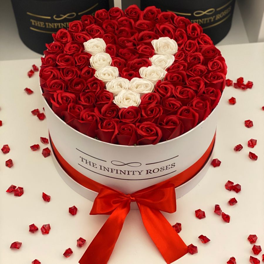 Cutie personalizata cu gargarita din trandafiri Cutie personalizata cu 75 trandafiri si litera