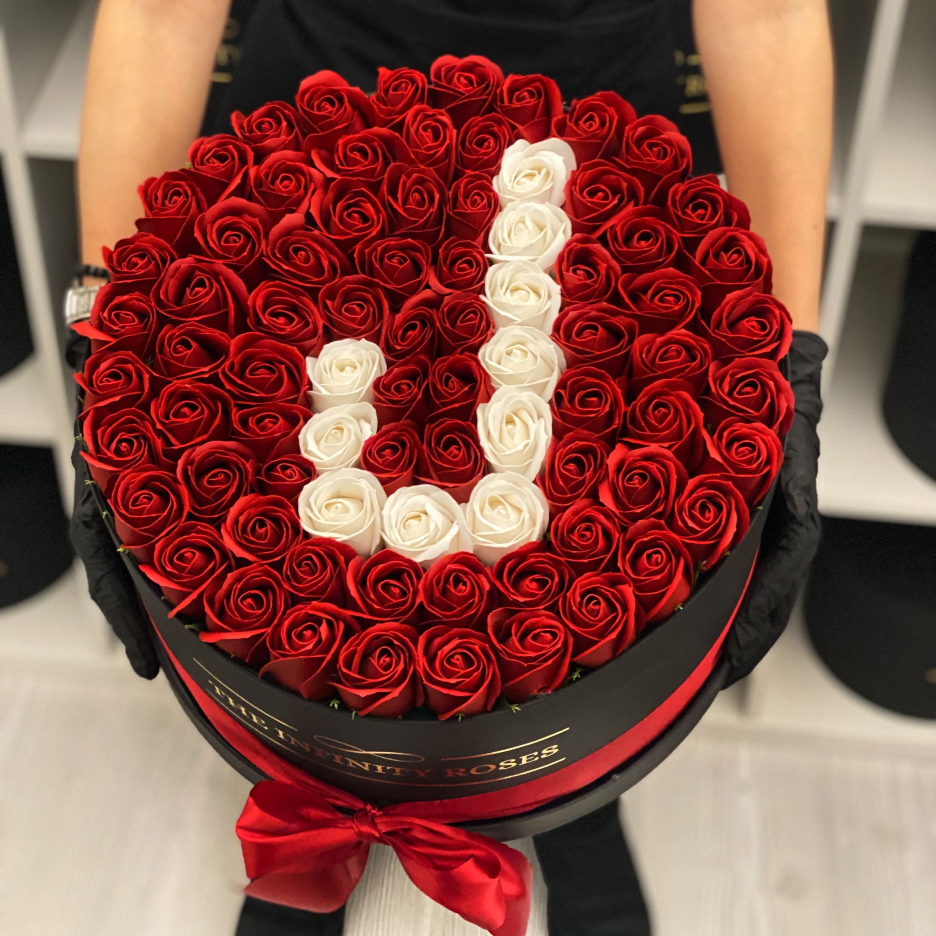 Cutie personalizata cu 75 trandafiri si litera