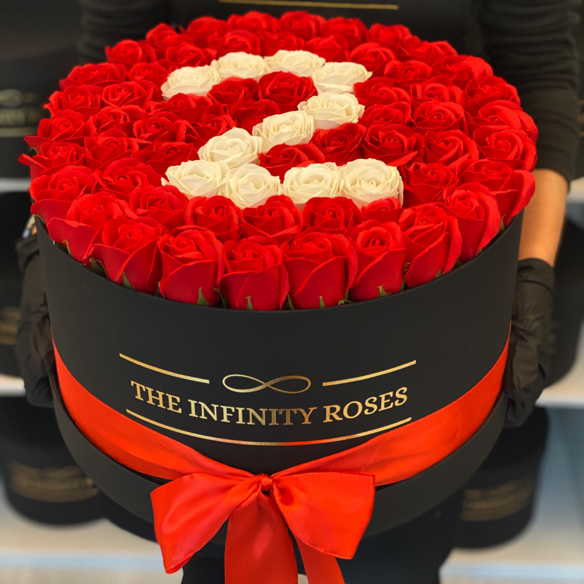 Cutie personalizata cu 75 trandafiri si cifra
