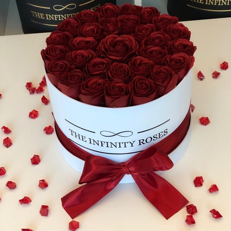 Cutie medie cu trandafiri cu toca si pergament pentru absolvire Cutie medie cu 25 trandafiri rosu roial 