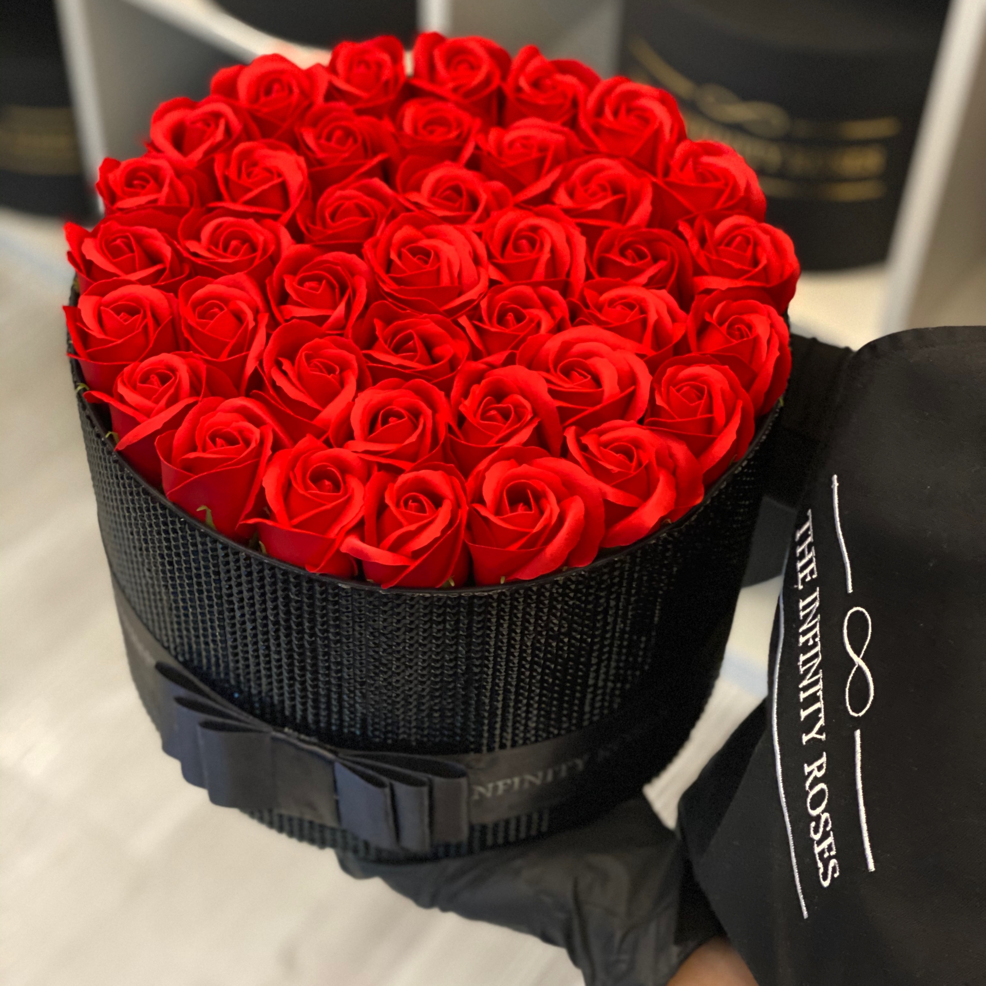 Cutie diamant negru cu 39 de trandafiri rosii