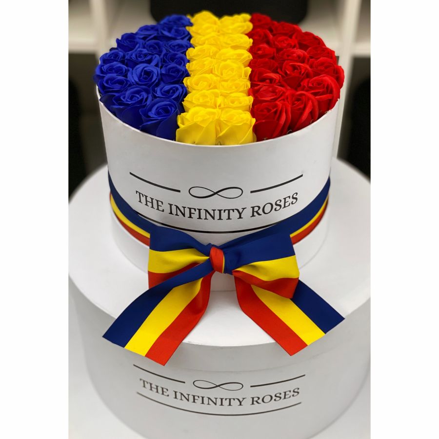 Cutie albastra de catifea cu 39 trandafiri si botosei baietel Cutie medie cu 39 de trandafiri personalizata cu steagul Romaniei-tricolor