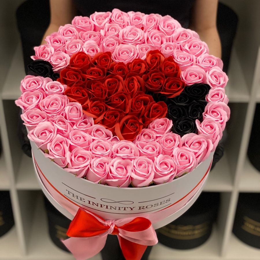 Cutie personalizata cu 75 trandafiri si cifre Cutie personalizata cu inima si sageata din trandafiri