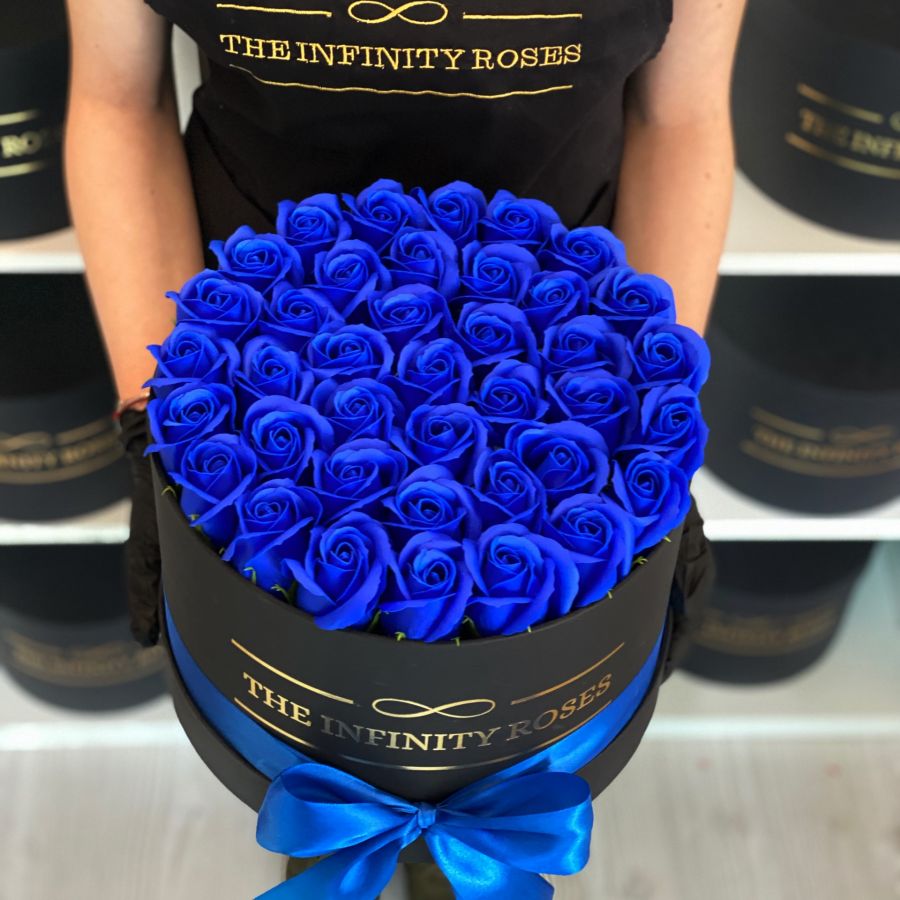 Cutie medie cu 39 trandafiri albastri