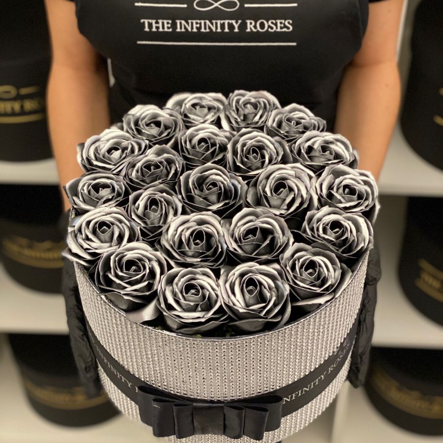 Diamond box cu trandafiri negri cu sclipici Cutie diamant cu 39 de trandafiri argintiu/negru