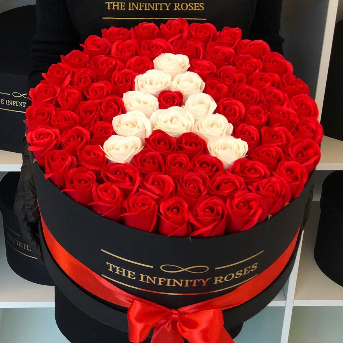 Cutie personalizata cu 75 trandafiri si litera