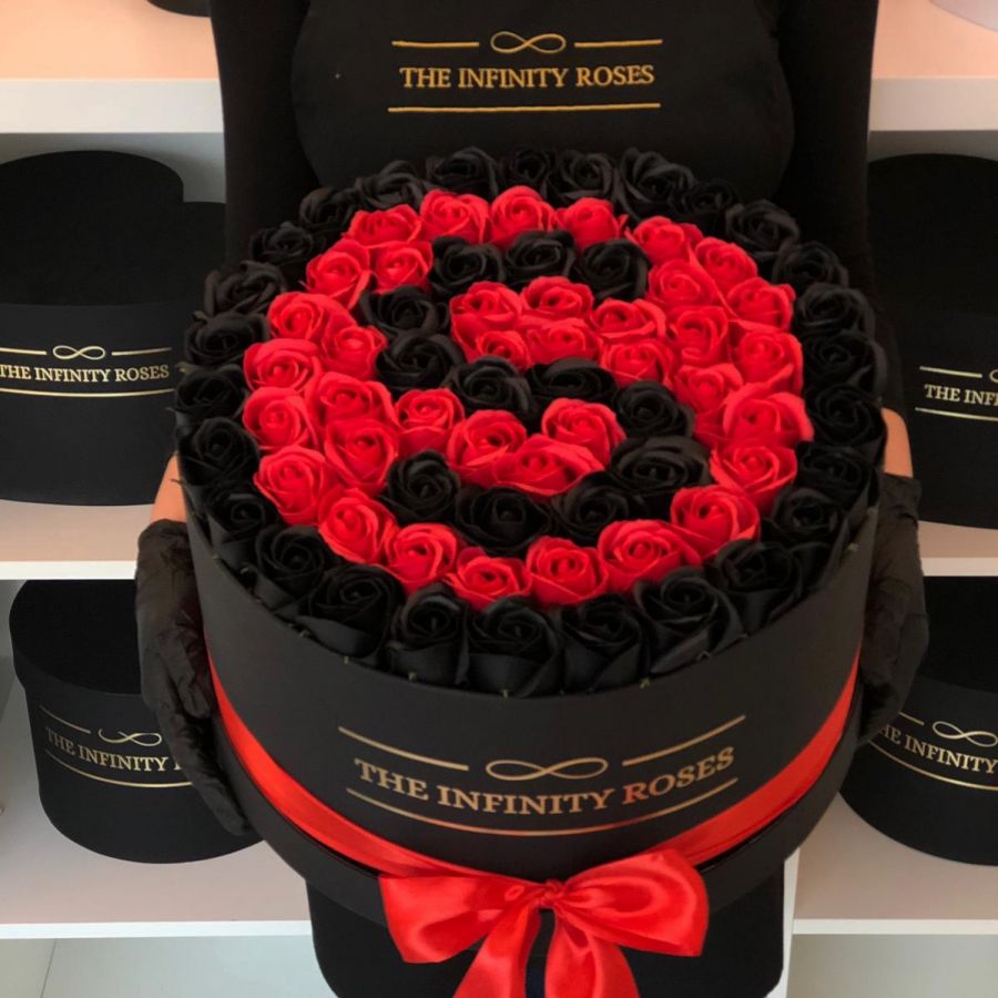 Cutie personalizata cu 75 trandafiri si cifrele 29 aurii Cutie personalizata cu 75 trandafiri si litera