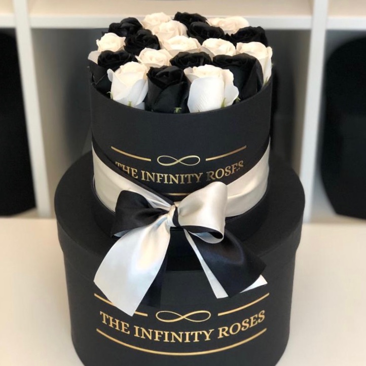 SMALL BOX Cutie mica cu 19 trandafiri alb/negru