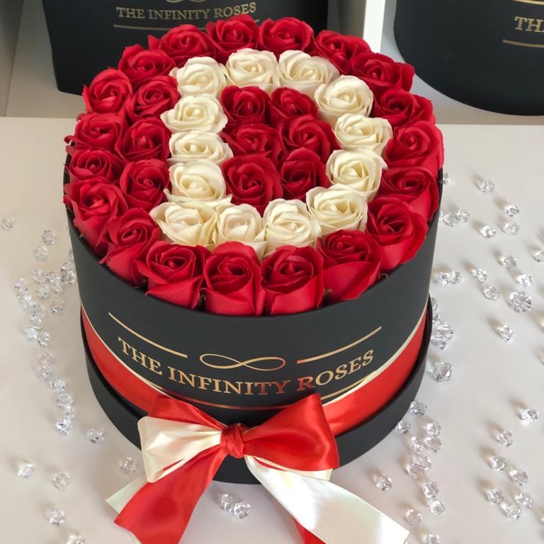 Cutie medie cu 27 de trandafiri ciclam personalizata cu nume Cutie medie cu 39 trandafiri