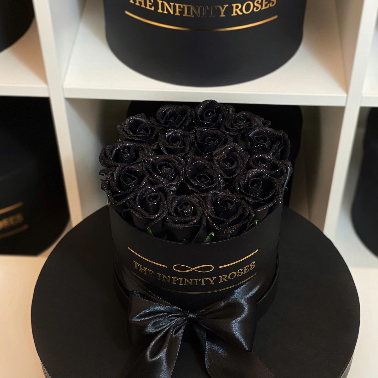 Cutie mica cu 19 trandafiri negru cu sclipici