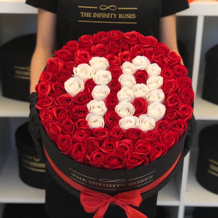 Cutie personalizata cu inima si sageata din trandafiri Cutie personalizata cu 75 trandafiri si cifrele 18