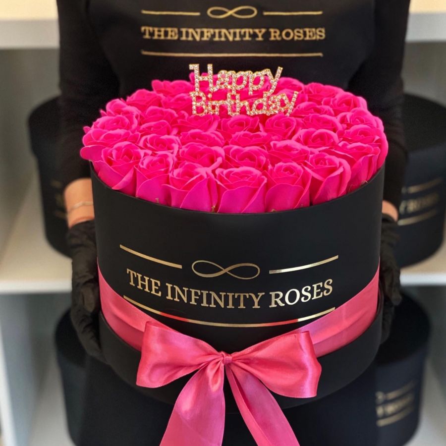 Cutie medie cu 19 trandafiri roz pal si oua aurii de paste Cutie Happy Birthday