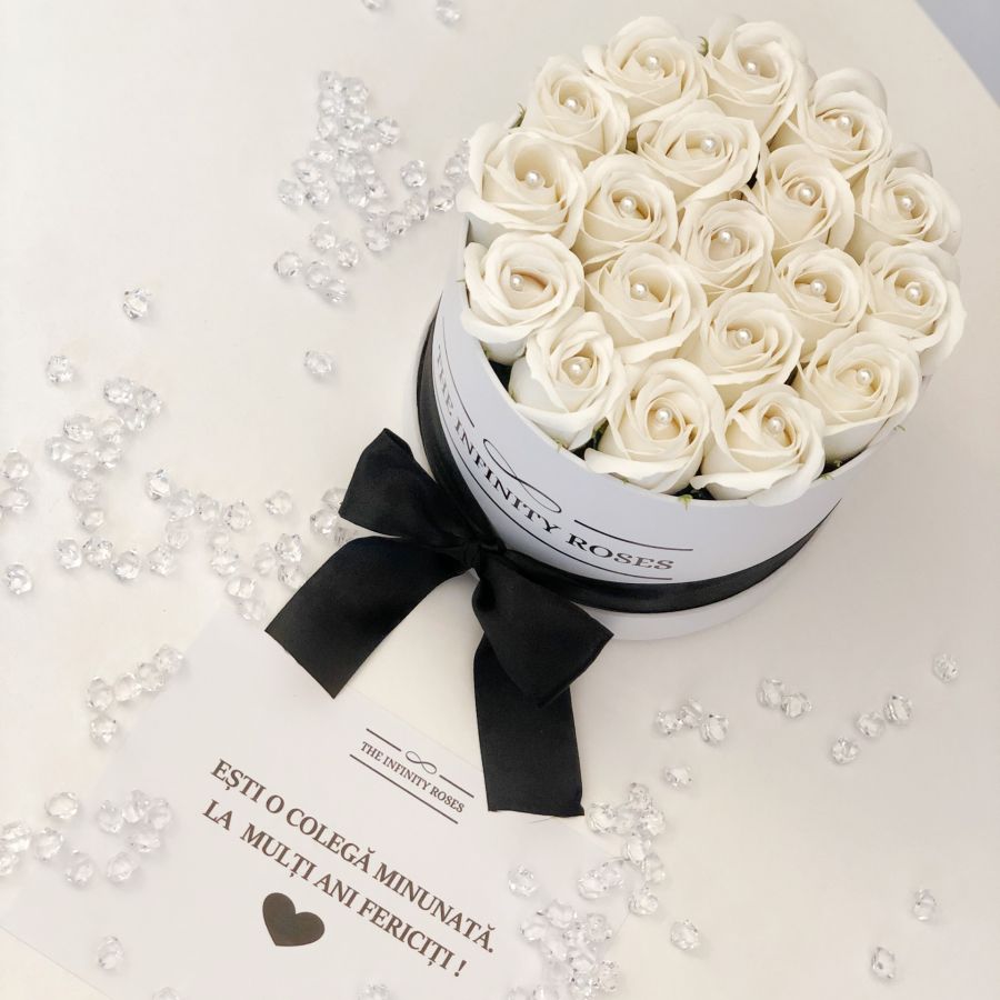 SMALL BOX Cutie mica cu 19 trandafiri albi si perle