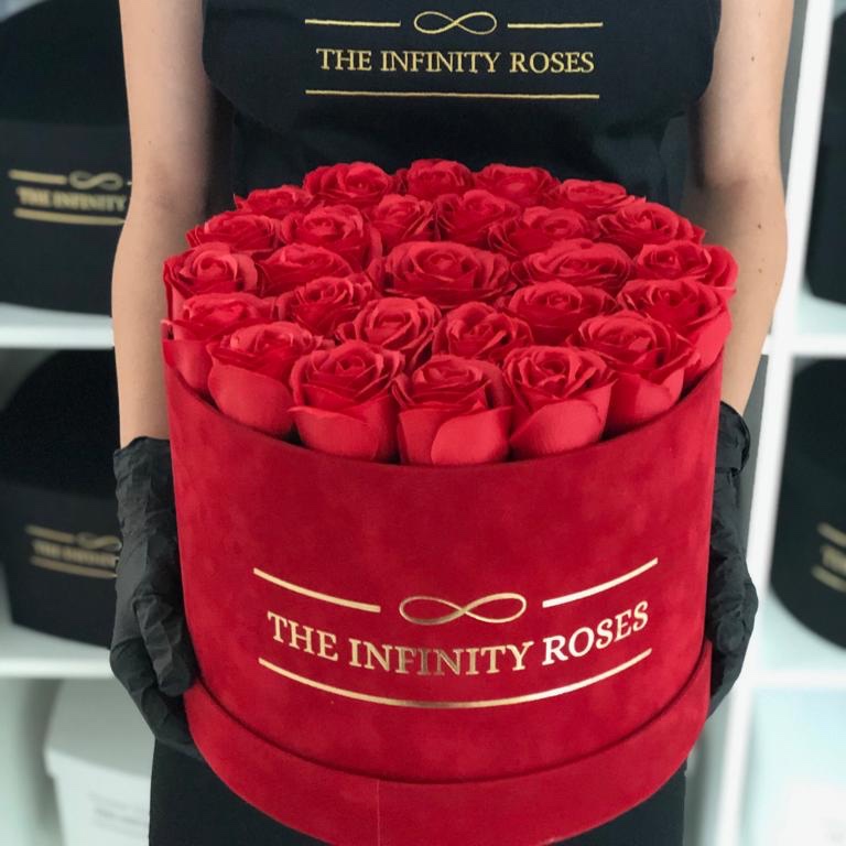 Cutie argintie cu 39 trandafiri albastri Cutie de catifea rosie cu 29 de trandafiri