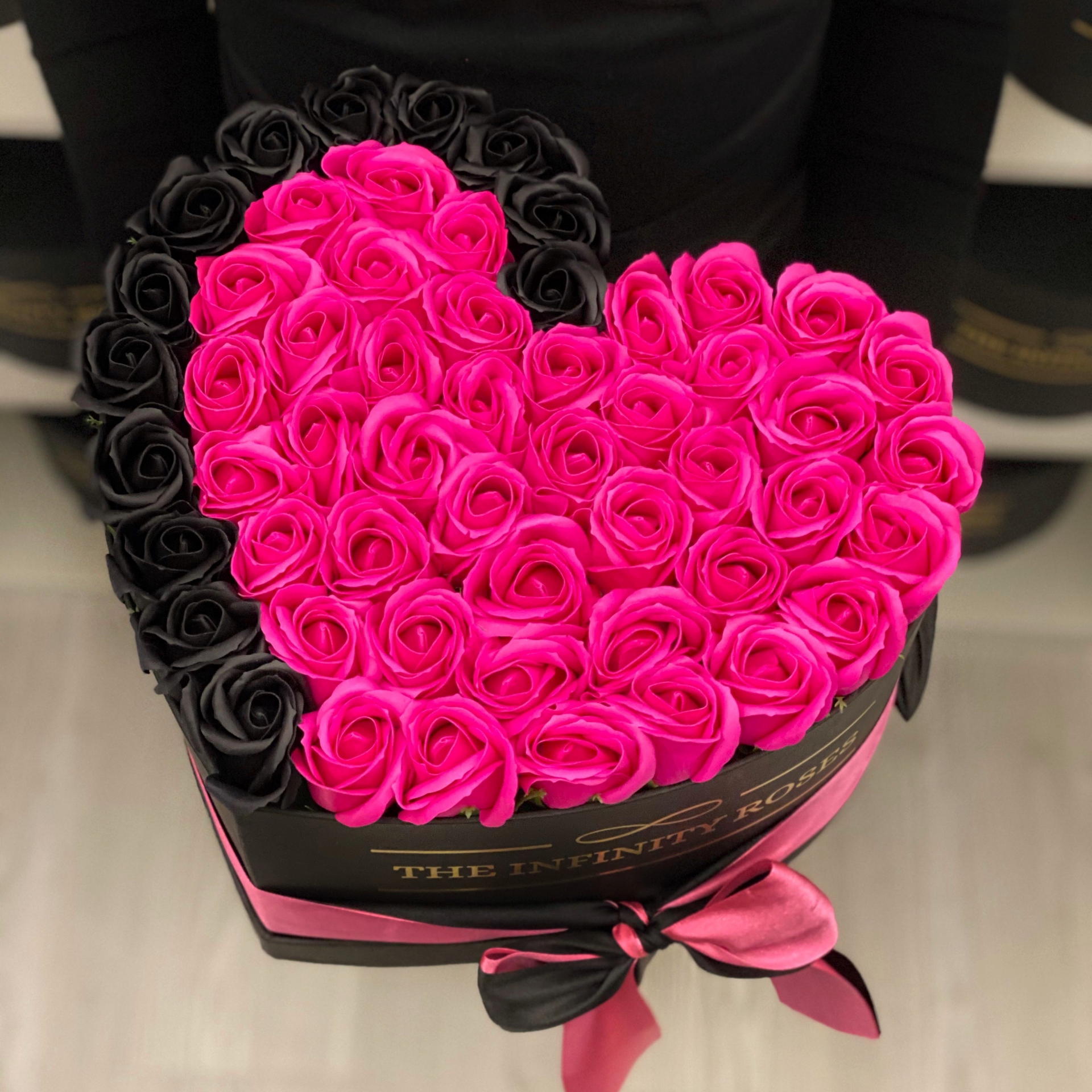 Cutie inima cu 47 de trandafiri