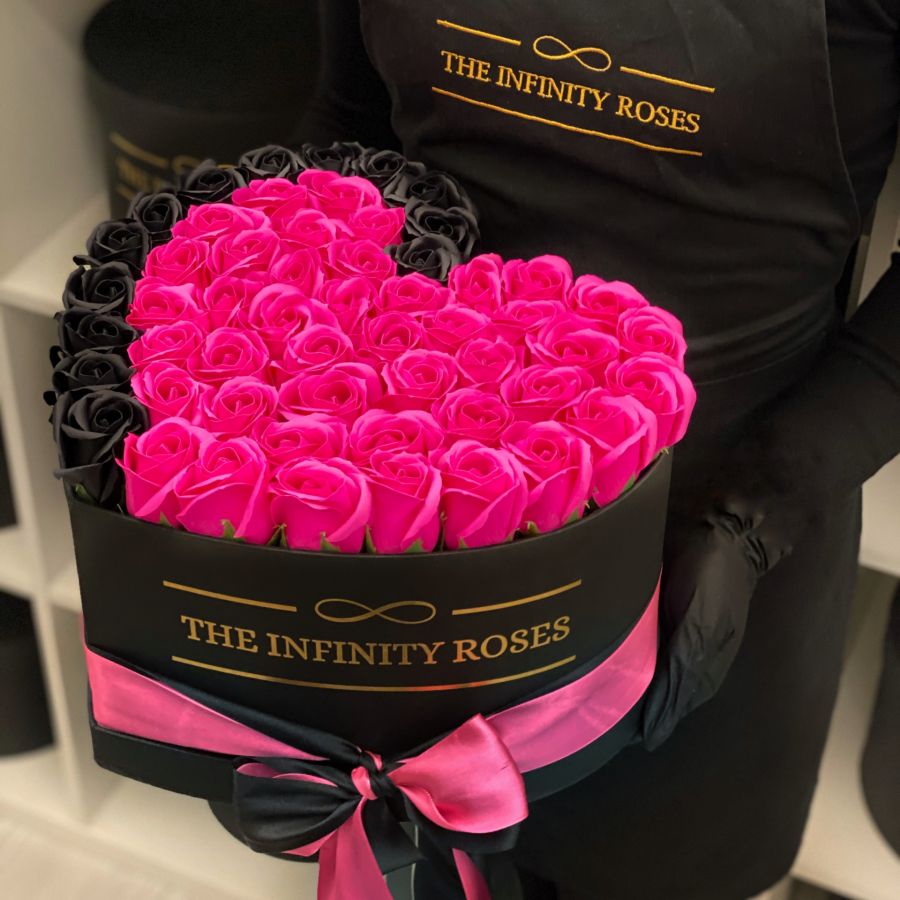 Aranjament floral in forma de inima cu 47-49 trandafiri-editie speciala Valentine’s Day Cutie inima cu 47 de trandafiri