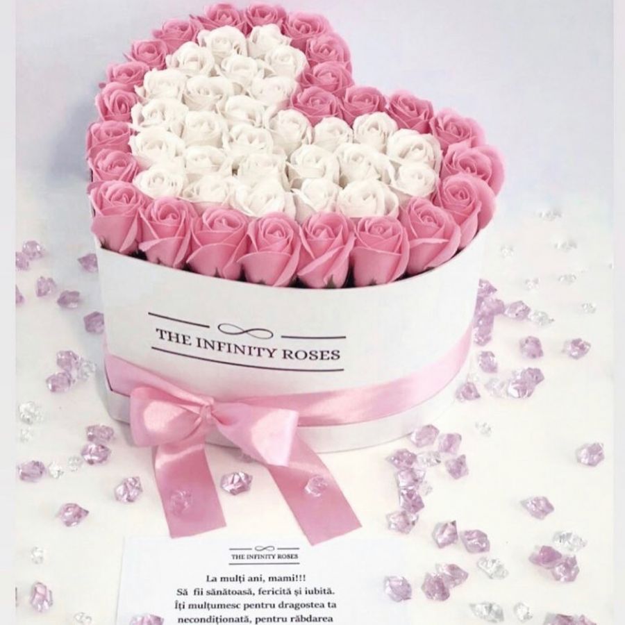 Aranjament floral in forma de inima cu 47-49 trandafiri-editie speciala Valentine’s Day  Cutie inima cu 47-49 de trandafiri