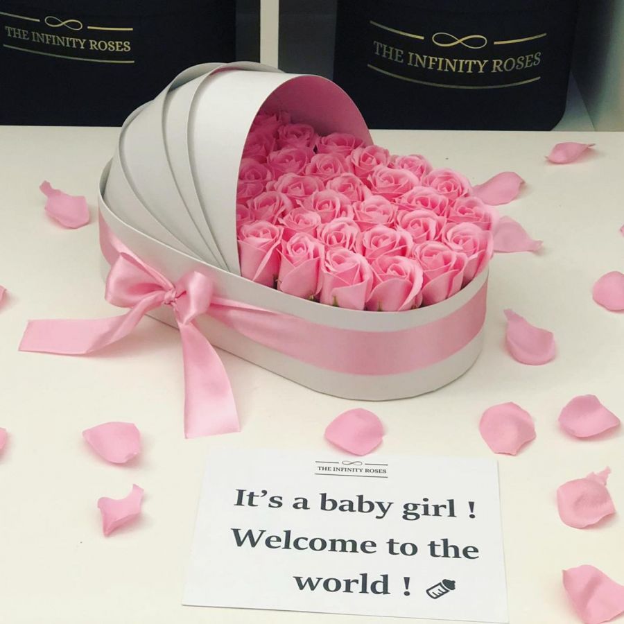Ursulet negru din trandafiri cu inimioara aurie, 40 cm inaltime in cutie plina cu petale Landou alb pentru fetita cu 41 de trandafiri roz