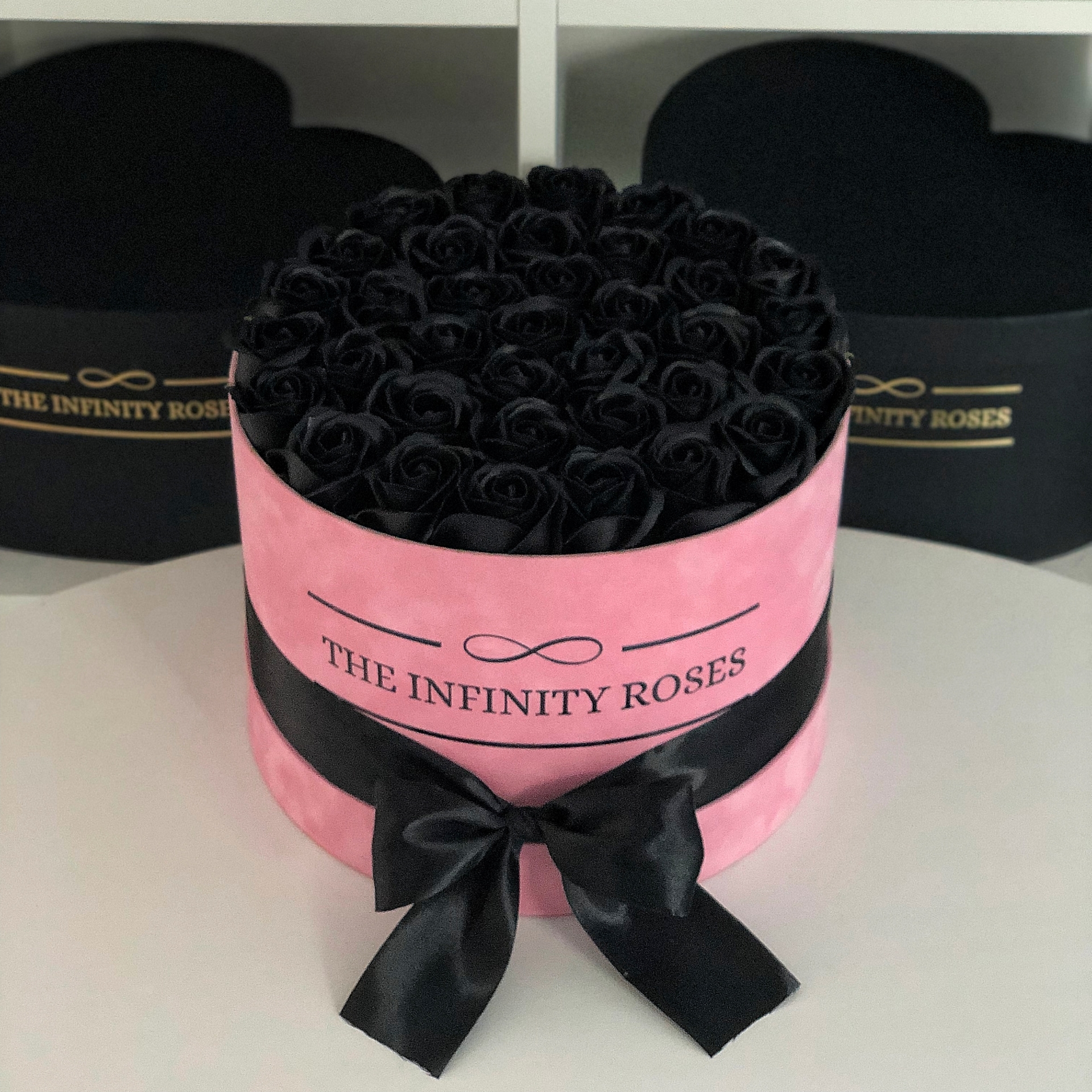 Cutie de catifea roz cu 37-39 de trandafiri negri
