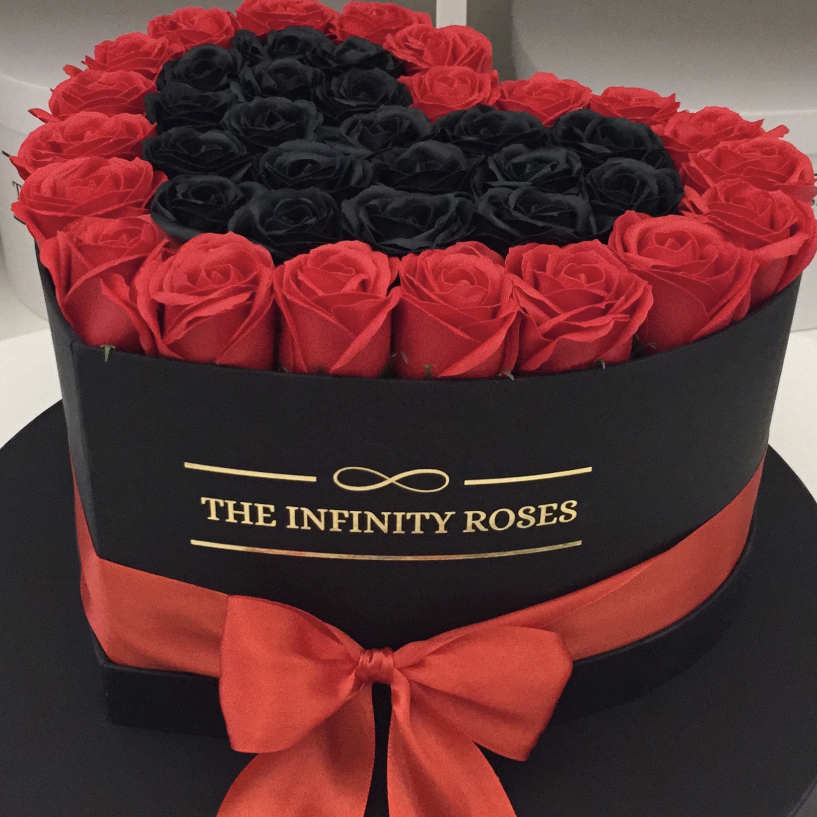 Cutie inima cu 39 de trandafiri rosii cu negru