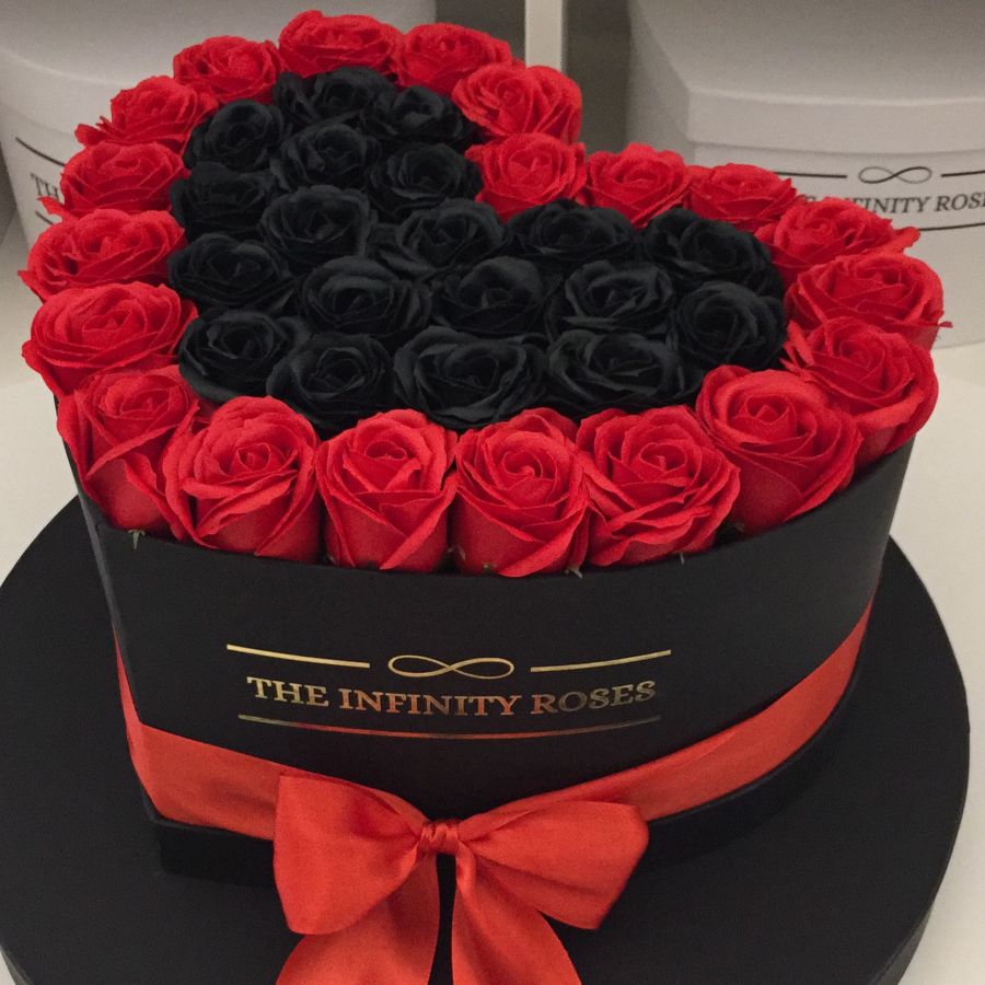 Cutie de catifea rosie inima cu 47-49 de trandafiri rosii si aurii Cutie inima cu 39 de trandafiri rosii cu negru