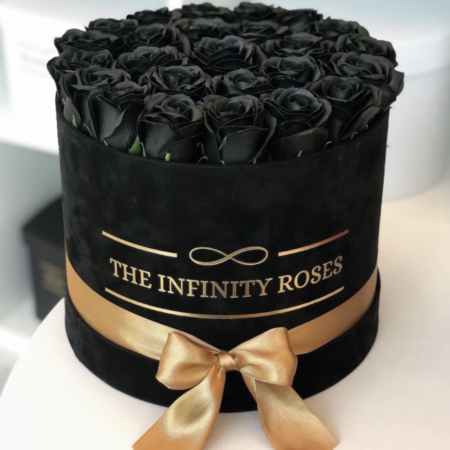 Cutie de catifea neagra cu 25 de trandafiri negri