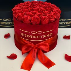 Cutie de catifea rosie cu 29 de trandafiri