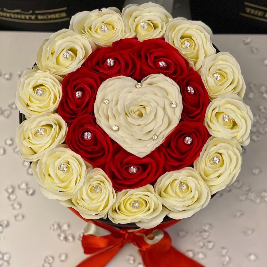 Cutie personalizata din trandafiri cu Grinch pentru Craciun Cutie medie cu 21 de trandafiri si un trandafir in forma de inima