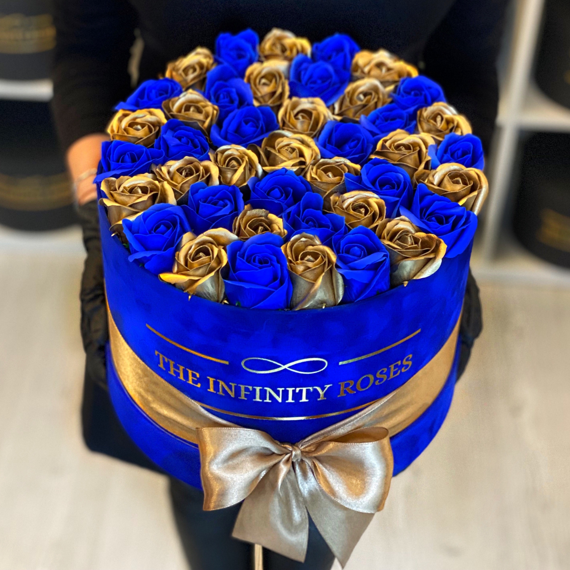 Cutie de catifea albastra cu 37 de trandafiri