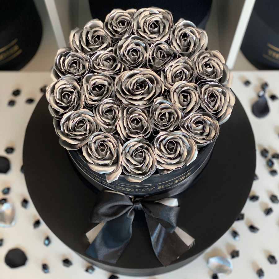 Cutie de catifea neagra cu 25 de trandafiri argintii