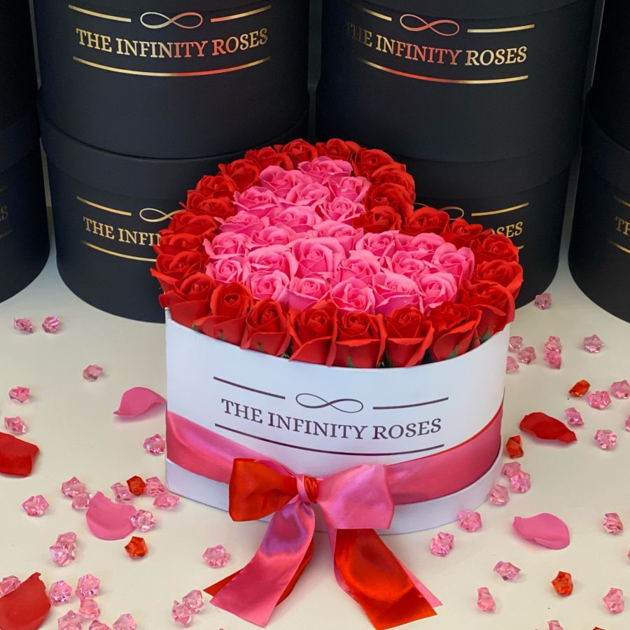 Cutie de catifea rosie inima cu 47-49 de trandafiri rosii si albi Cutie inima cu 47 trandafiri