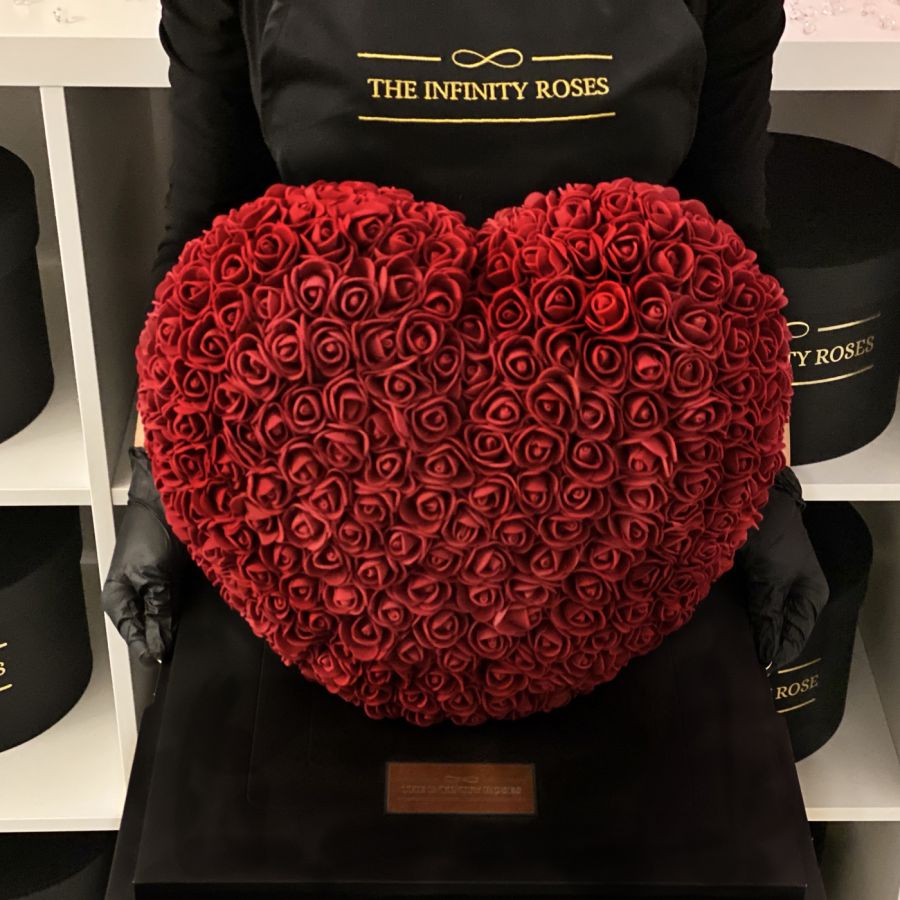 Cutie cadou felicitare personalizata cu mesajul dvs si 21 trandafiri ideal Aniversare Casatorie / Valentine’s Day  Inimioara bordeaux din trandafiri 35 cm inaltime