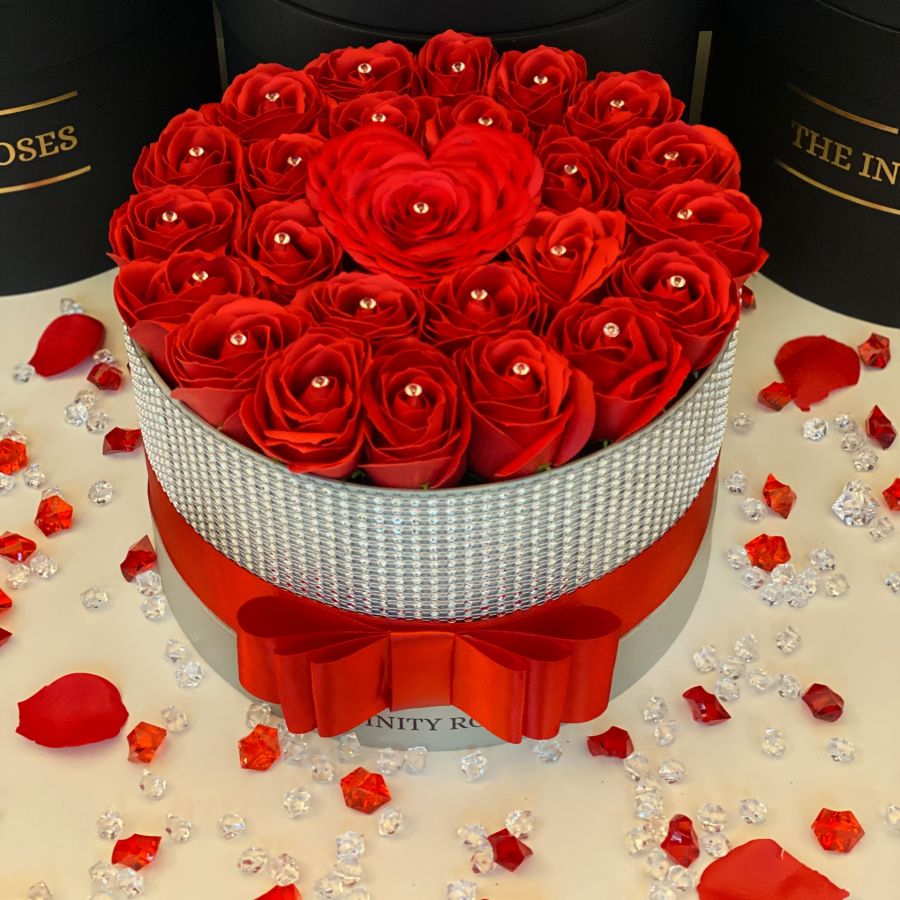 Diamond box cu trandafiri rosii si inima din trandafir cu diamante Diamond box 