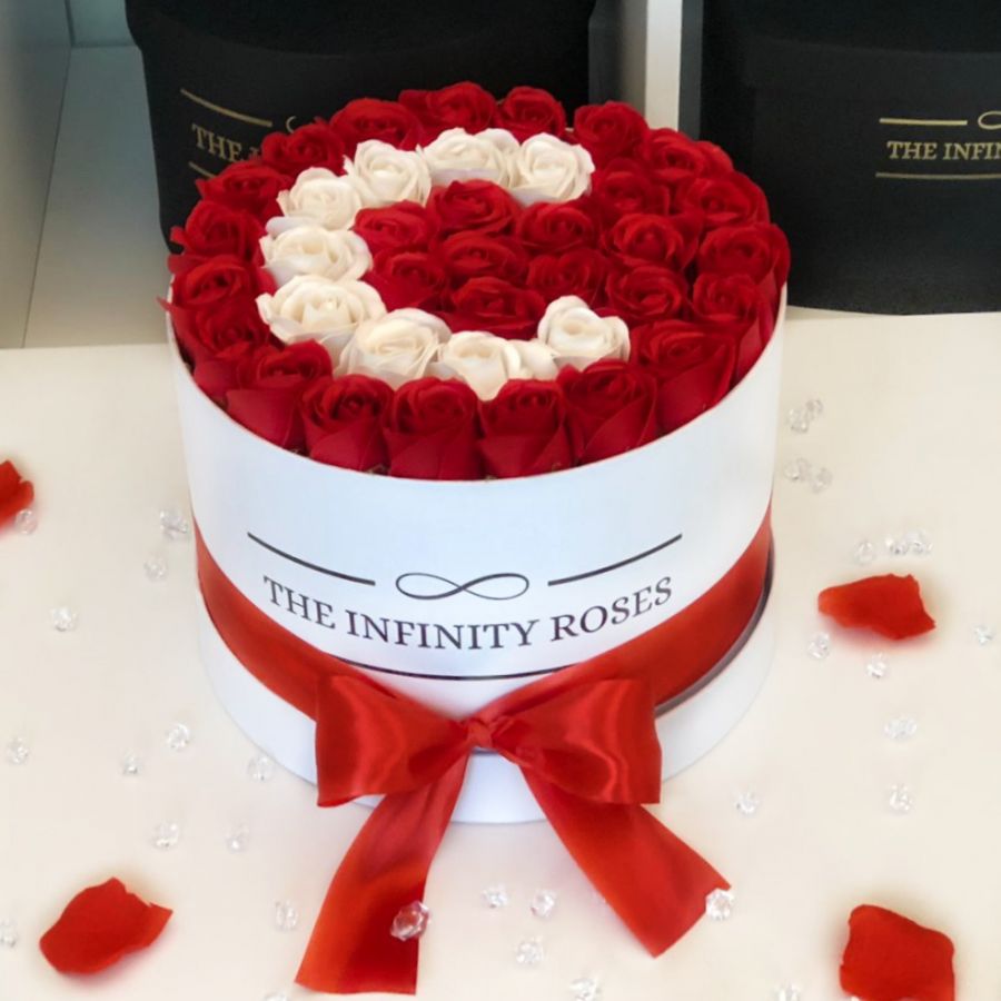 Aranjament floral absolvire cu trandafiri , toca , pergament si mesaj personalizat Cutie medie cu 39 trandafiri si litera C