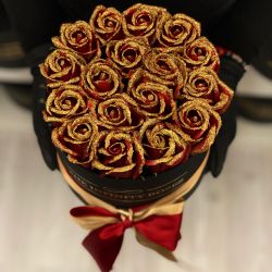Cutie mica cu 17 trandafiri rosu royal cu sclipici