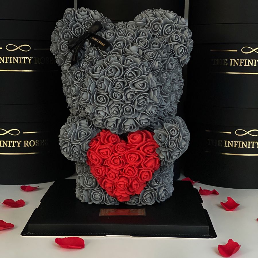 Ursulet negru din trandafiri cu inimioara aurie, 40 cm inaltime Ursulet gri din trandafiri cu inimioara rosie ,40 cm inaltime