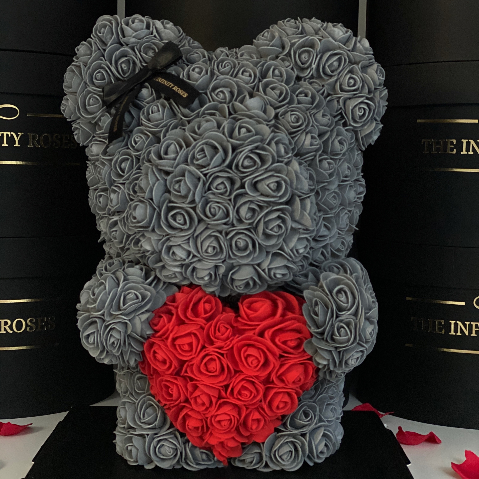 Ursulet gri din trandafiri cu inimioara rosie ,40 cm inaltime