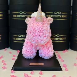 Unicorn roz din trandafiri 