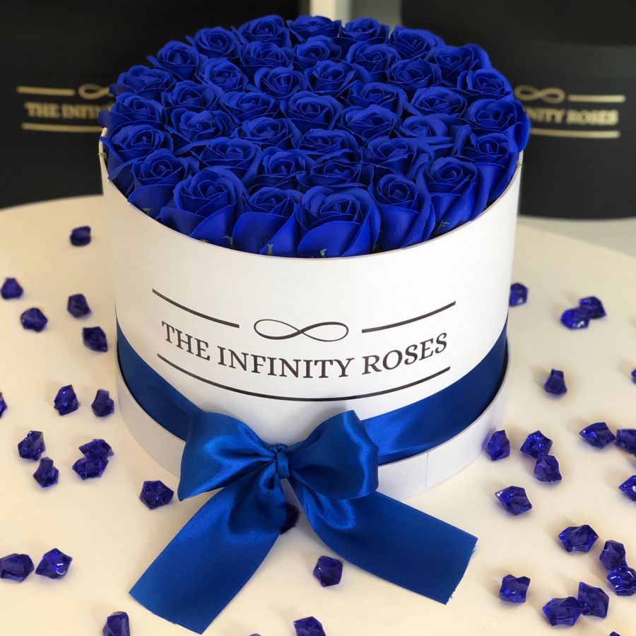 Cutie Mr & Mrs pentru nunta Cutie medie cu 39 trandafiri albastri