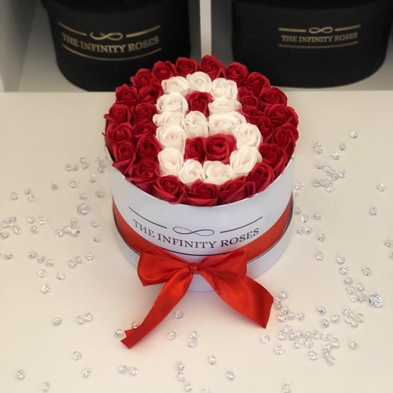 Cutie personalizata cu gargarita din trandafiri Cutie medie cu 39 trandafiri si litera B