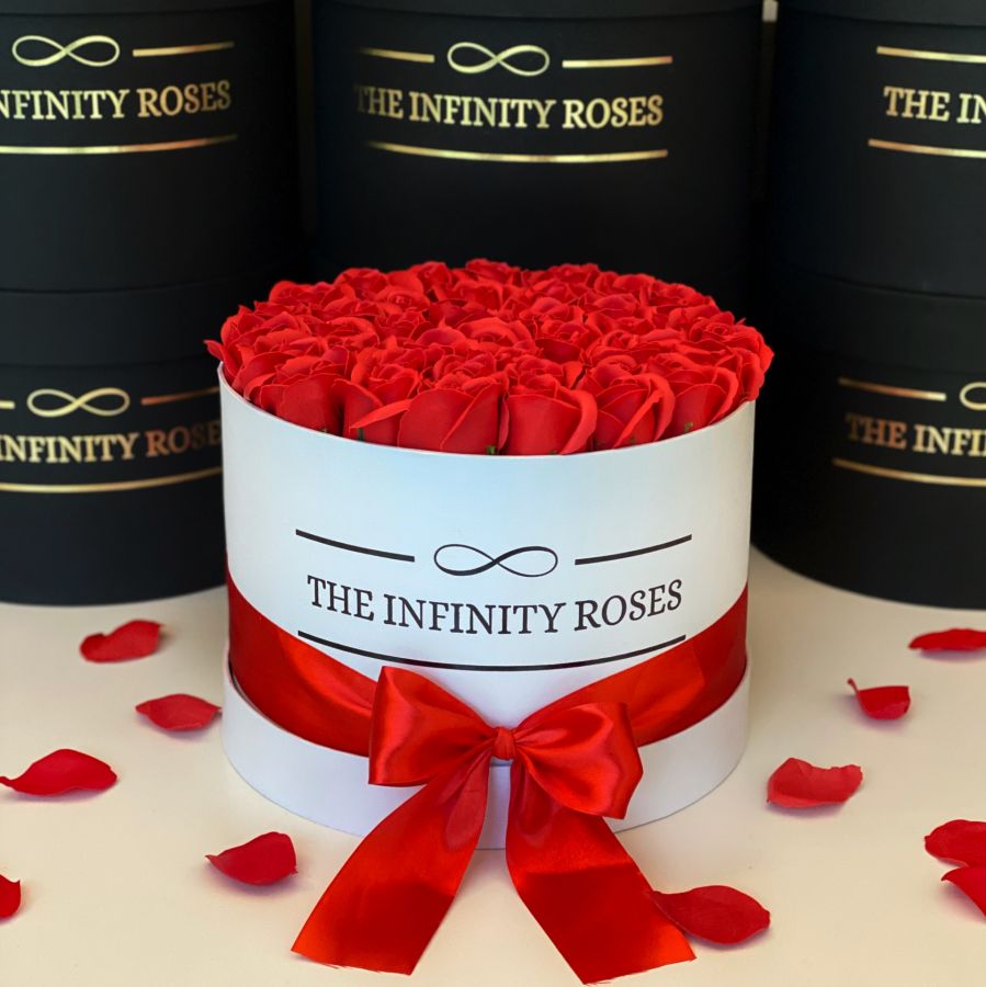 Cutie medie cu trandafiri cu toca si pergament pentru absolvire Cutie medie cu 39 trandafiri rosii