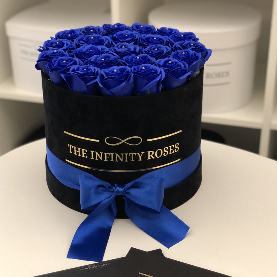 Cutie de catifea albastra cu 39 de trandafiri galbeni Cutie din catifea neagra cu 25 de trandafiri albastri