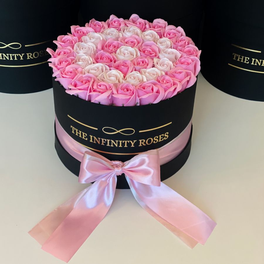 Cutie medie cu trandafiri criogenati negri personalizata cu emblema PORSCHE Cutie medie cu 39 trandafiri ciclam si roz pal