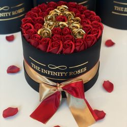 Cutie medie cu 39 trandafiri rosu royal si litera A