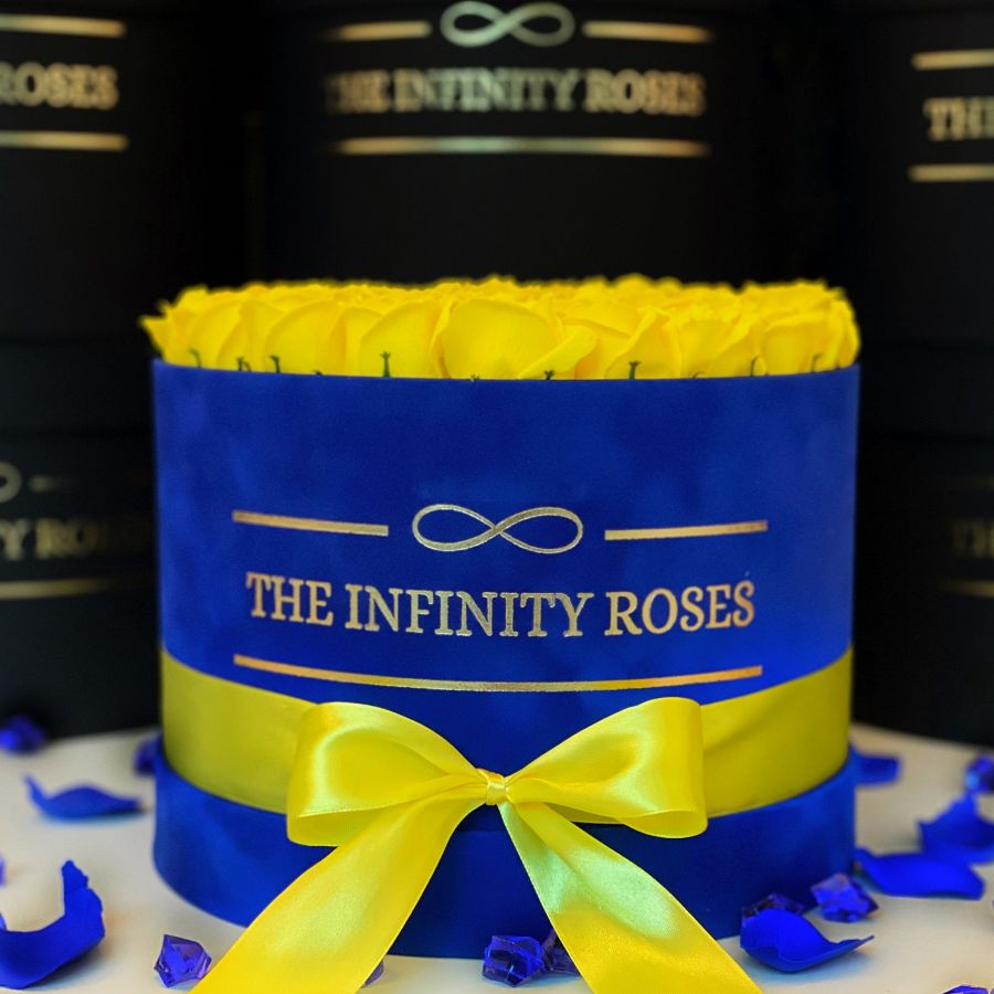 Cutie de catifea albastra cu 39 trandafiri aurii Cutie de catifea albastra cu 39 de trandafiri galbeni