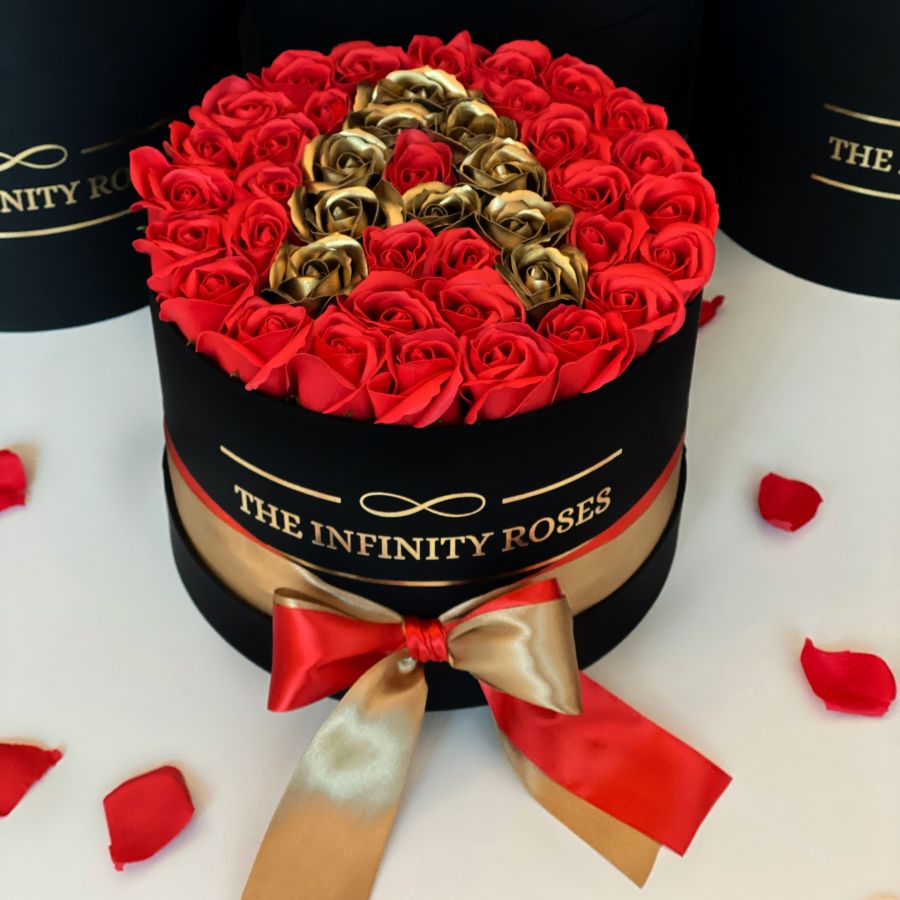 Cutie Mr & Mrs pentru nunta Cutie medie cu 39 trandafiri rosu  si litera A