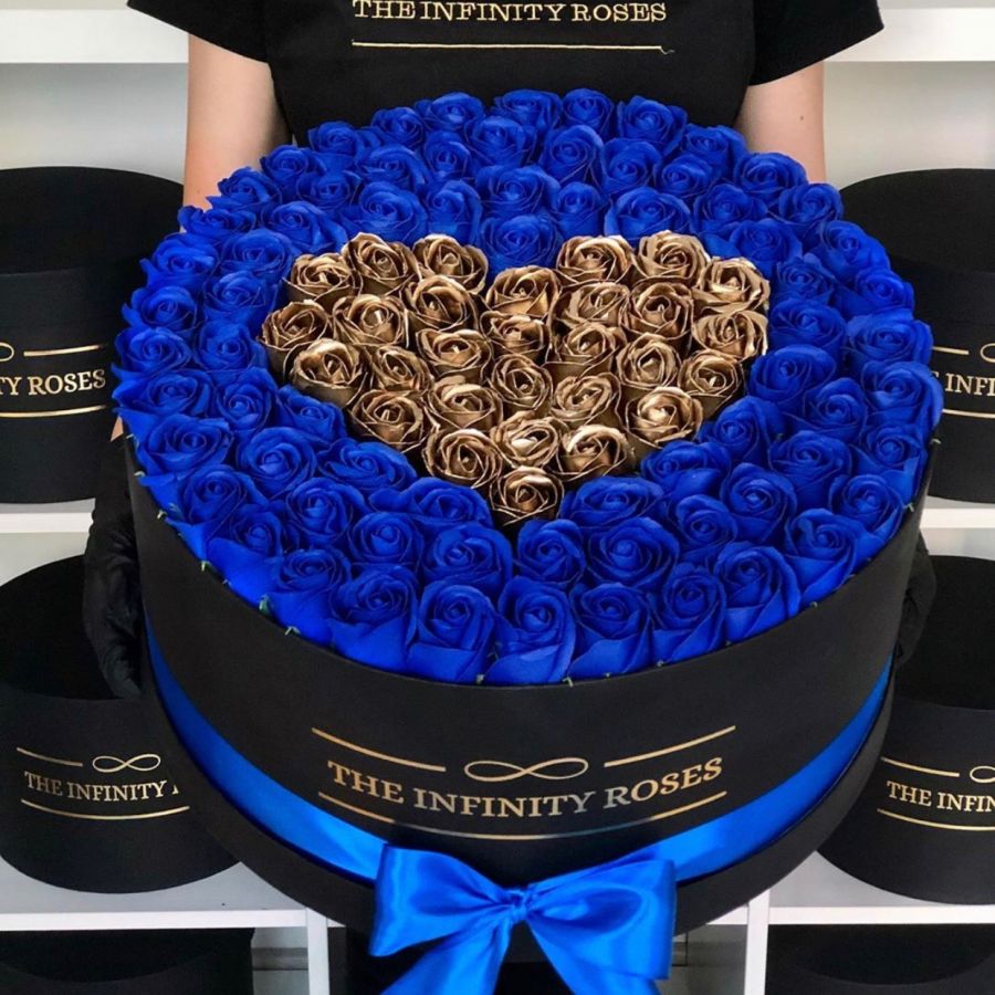 CUSTOM  BOX Cutie mare cu 101 trandafiri albastru si auriu 