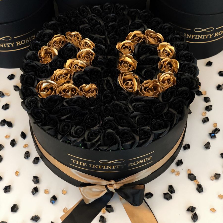CUSTOM  BOX Cutie mare cu 101 trandafiri auriu si negru si cifrele 20