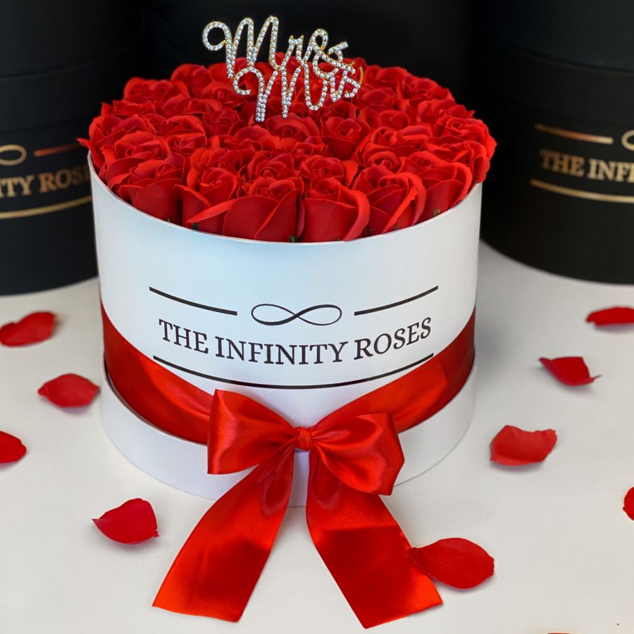 Cutie medie cu 39 trandafiri ciclam si litera Cutie Mr & Mrs pentru nunta